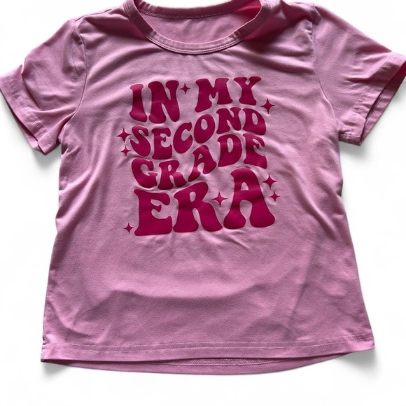 🎀 ✏️📚“In My Second Grade Era” Pink Tee – Size 130 (US 7/8) 🎀📚✏️ - Picture 4 of 5